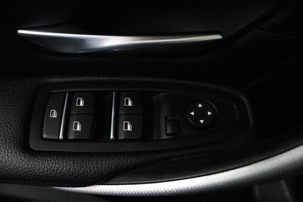 BMW 3 Serie Touring 318i M Sport Corporate Lease (PARKEERSENSOREN, STOELVERWARMING, LEER, NAVIGATIE, CRUISE, NL-AUTO)