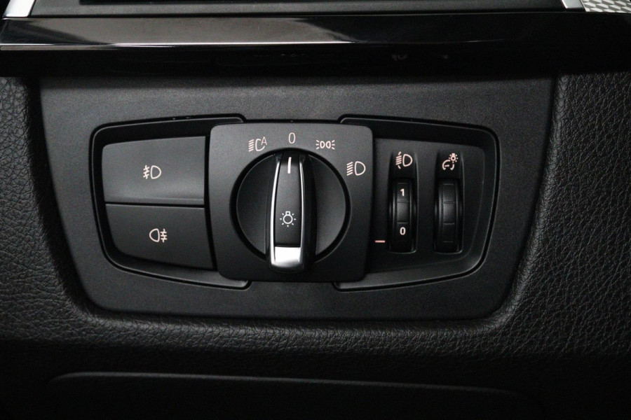 BMW 3 Serie Touring 318i M Sport Corporate Lease (PARKEERSENSOREN, STOELVERWARMING, LEER, NAVIGATIE, CRUISE, NL-AUTO)