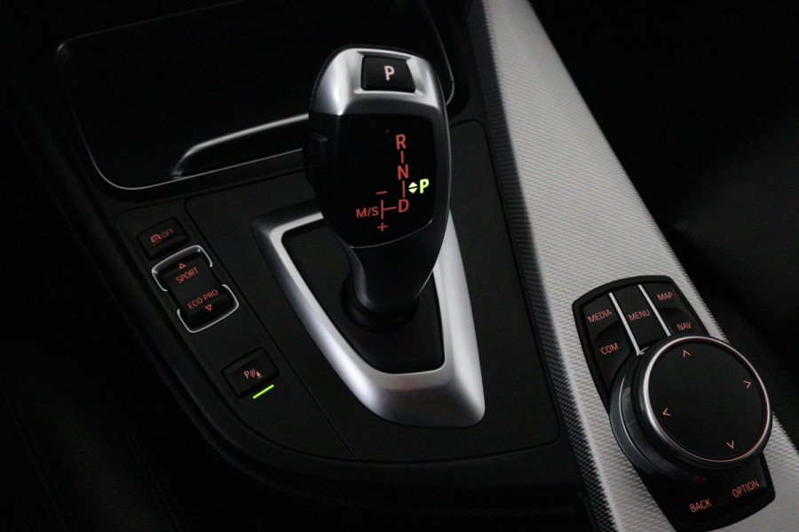 BMW 3 Serie Touring 318i M Sport Corporate Lease (PARKEERSENSOREN, STOELVERWARMING, LEER, NAVIGATIE, CRUISE, NL-AUTO)