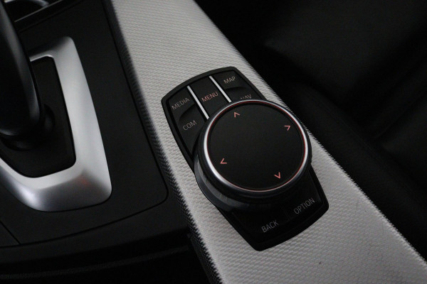 BMW 3 Serie Touring 318i M Sport Corporate Lease (PARKEERSENSOREN, STOELVERWARMING, LEER, NAVIGATIE, CRUISE, NL-AUTO)