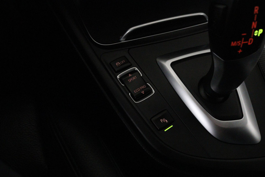 BMW 3 Serie Touring 318i M Sport Corporate Lease (PARKEERSENSOREN, STOELVERWARMING, LEER, NAVIGATIE, CRUISE, NL-AUTO)