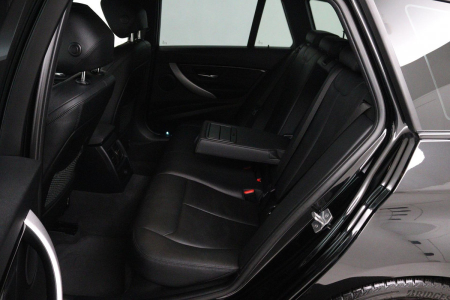 BMW 3 Serie Touring 318i M Sport Corporate Lease (PARKEERSENSOREN, STOELVERWARMING, LEER, NAVIGATIE, CRUISE, NL-AUTO)