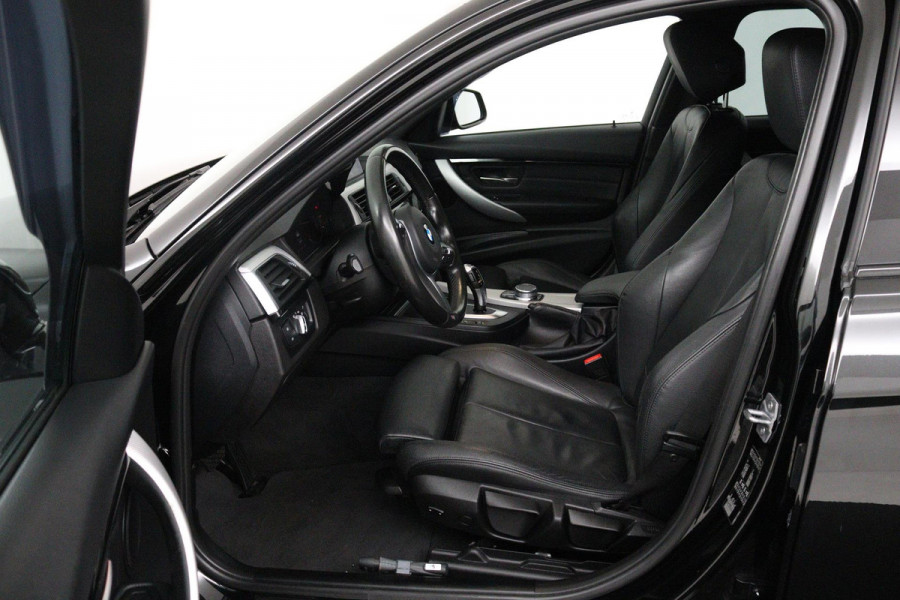 BMW 3 Serie Touring 318i M Sport Corporate Lease (PARKEERSENSOREN, STOELVERWARMING, LEER, NAVIGATIE, CRUISE, NL-AUTO)