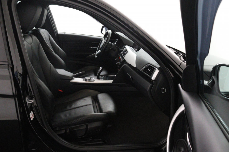 BMW 3 Serie Touring 318i M Sport Corporate Lease (PARKEERSENSOREN, STOELVERWARMING, LEER, NAVIGATIE, CRUISE, NL-AUTO)