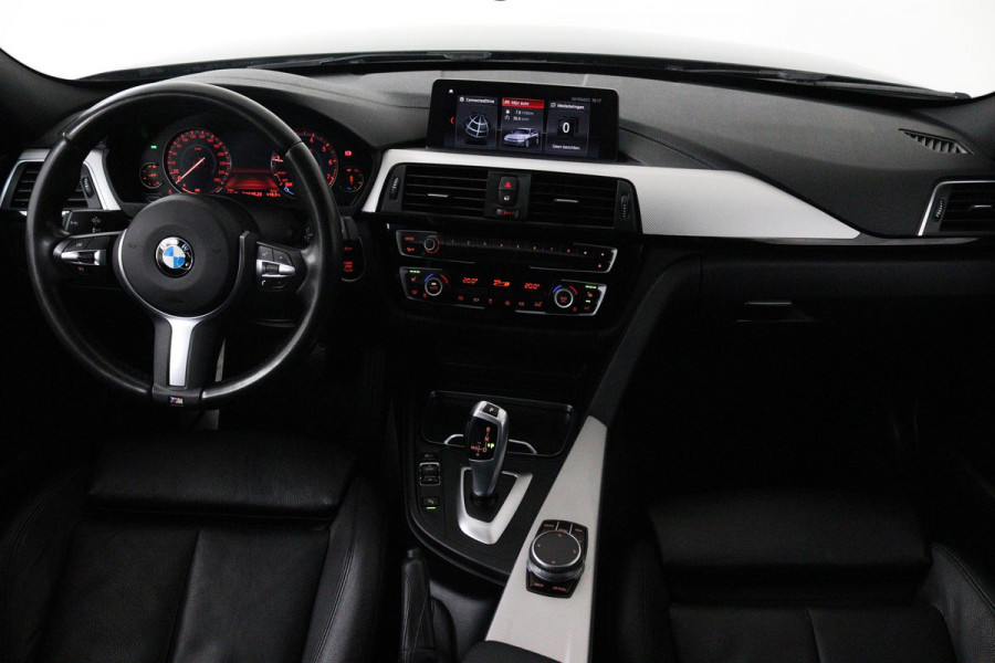 BMW 3 Serie Touring 318i M Sport Corporate Lease (PARKEERSENSOREN, STOELVERWARMING, LEER, NAVIGATIE, CRUISE, NL-AUTO)