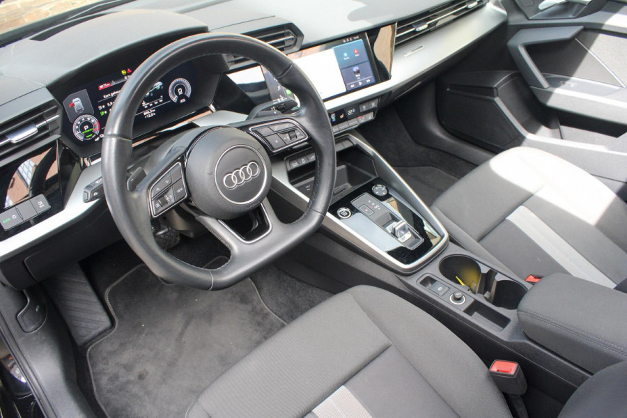 Audi A3 Sportback 40 TFSI e Adv.Ed. PANO | StoelVW | HUD    Onder andere voorzien van: Panorama dak, lane assist, front assist, afgevlakt sportstuur, Head-up display, stoelverwarming, parkeersensoren voor & achter