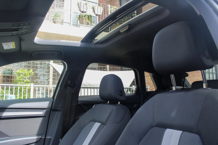 Audi A3 Sportback 40 TFSI e Adv.Ed. PANO | StoelVW | HUD    Onder andere voorzien van: Panorama dak, lane assist, front assist, afgevlakt sportstuur, Head-up display, stoelverwarming, parkeersensoren voor & achter