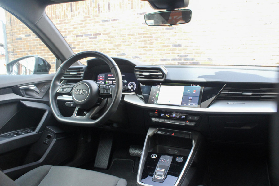 Audi A3 Sportback 40 TFSI e Adv.Ed. PANO | StoelVW | HUD    Onder andere voorzien van: Panorama dak, lane assist, front assist, afgevlakt sportstuur, Head-up display, stoelverwarming, parkeersensoren voor & achter