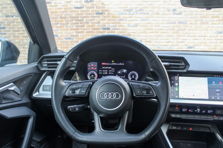 Audi A3 Sportback 40 TFSI e Adv.Ed. PANO | StoelVW | HUD    Onder andere voorzien van: Panorama dak, lane assist, front assist, afgevlakt sportstuur, Head-up display, stoelverwarming, parkeersensoren voor & achter