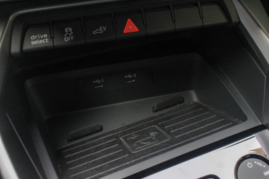 Audi A3 Sportback 40 TFSI e Adv.Ed. PANO | StoelVW | HUD    Onder andere voorzien van: Panorama dak, lane assist, front assist, afgevlakt sportstuur, Head-up display, stoelverwarming, parkeersensoren voor & achter