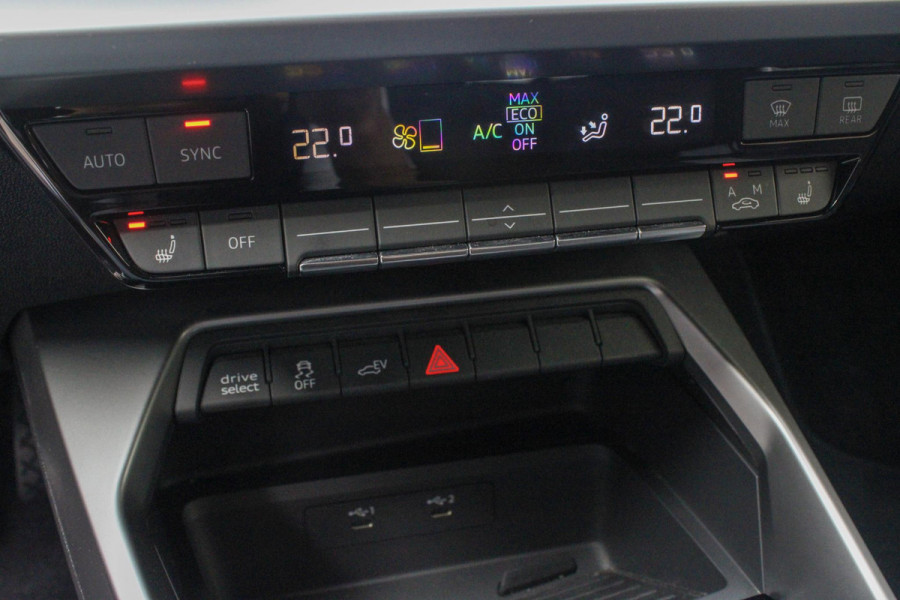 Audi A3 Sportback 40 TFSI e Adv.Ed. PANO | StoelVW | HUD    Onder andere voorzien van: Panorama dak, lane assist, front assist, afgevlakt sportstuur, Head-up display, stoelverwarming, parkeersensoren voor & achter