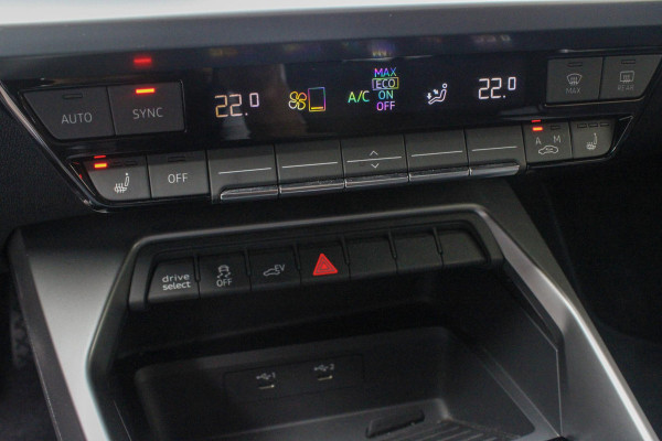 Audi A3 Sportback 40 TFSI e Adv.Ed. PANO | StoelVW | HUD    Onder andere voorzien van: Panorama dak, lane assist, front assist, afgevlakt sportstuur, Head-up display, stoelverwarming, parkeersensoren voor & achter