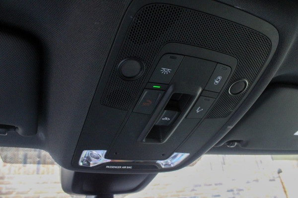Audi A3 Sportback 40 TFSI e Adv.Ed. PANO | StoelVW | HUD    Onder andere voorzien van: Panorama dak, lane assist, front assist, afgevlakt sportstuur, Head-up display, stoelverwarming, parkeersensoren voor & achter