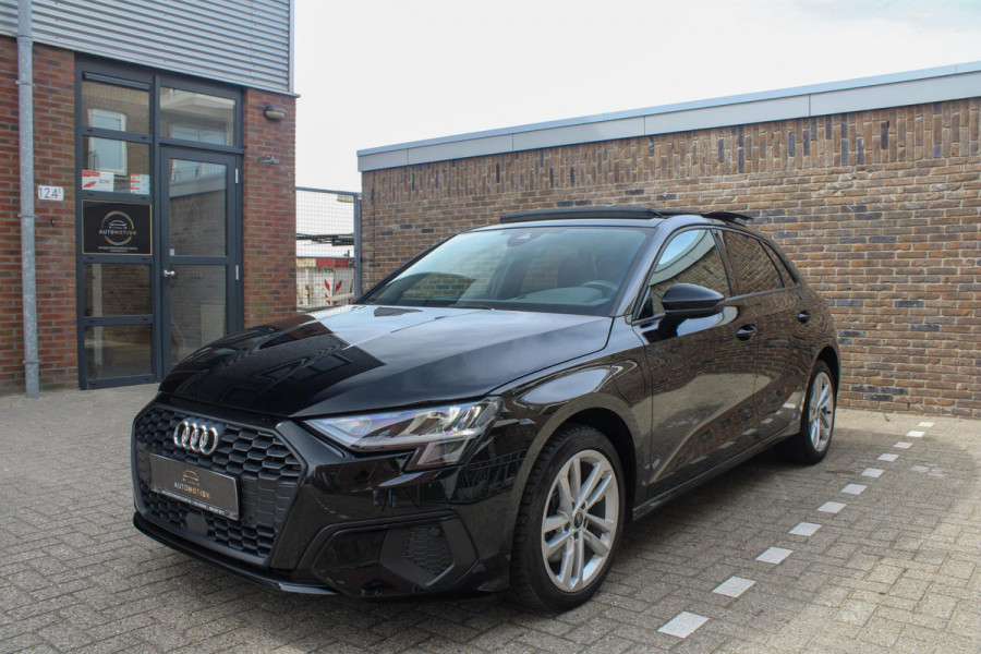 Audi A3 Sportback 40 TFSI e Adv.Ed. PANO | StoelVW | HUD    Onder andere voorzien van: Panorama dak, lane assist, front assist, afgevlakt sportstuur, Head-up display, stoelverwarming, parkeersensoren voor & achter