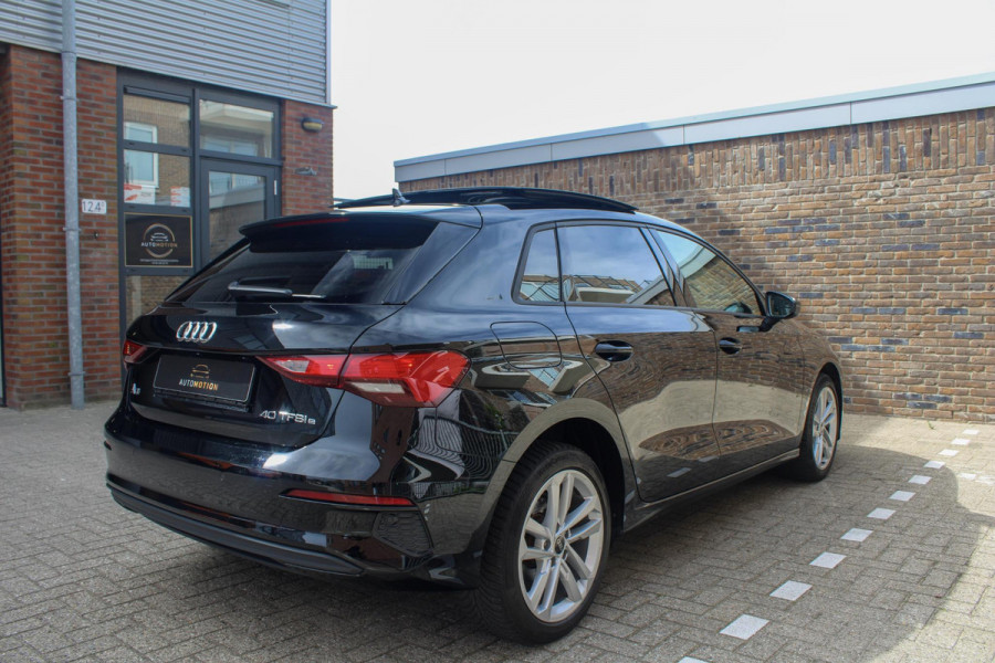 Audi A3 Sportback 40 TFSI e Adv.Ed. PANO | StoelVW | HUD    Onder andere voorzien van: Panorama dak, lane assist, front assist, afgevlakt sportstuur, Head-up display, stoelverwarming, parkeersensoren voor & achter