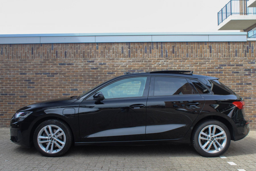 Audi A3 Sportback 40 TFSI e Adv.Ed. PANO | StoelVW | HUD    Onder andere voorzien van: Panorama dak, lane assist, front assist, afgevlakt sportstuur, Head-up display, stoelverwarming, parkeersensoren voor & achter