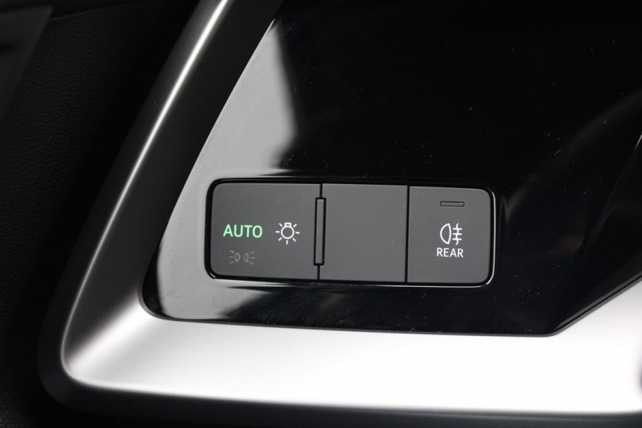 Audi A3 Sportback 40 TFSI e Adv.Ed. PANO | StoelVW | HUD    Onder andere voorzien van: Panorama dak, lane assist, front assist, afgevlakt sportstuur, Head-up display, stoelverwarming, parkeersensoren voor & achter