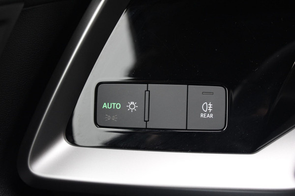 Audi A3 Sportback 40 TFSI e Adv.Ed. PANO | StoelVW | HUD    Onder andere voorzien van: Panorama dak, lane assist, front assist, afgevlakt sportstuur, Head-up display, stoelverwarming, parkeersensoren voor & achter