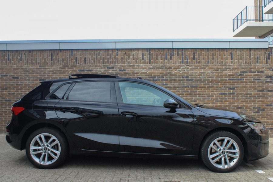 Audi A3 Sportback 40 TFSI e Adv.Ed. PANO | StoelVW | HUD    Onder andere voorzien van: Panorama dak, lane assist, front assist, afgevlakt sportstuur, Head-up display, stoelverwarming, parkeersensoren voor & achter