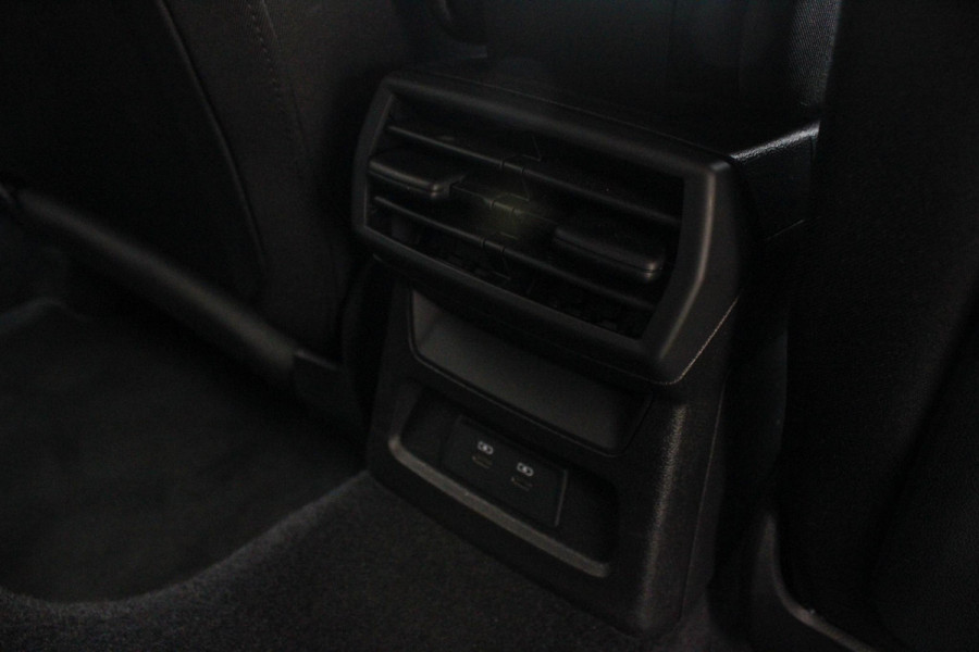 Audi A3 Sportback 40 TFSI e Adv.Ed. PANO | StoelVW | HUD    Onder andere voorzien van: Panorama dak, lane assist, front assist, afgevlakt sportstuur, Head-up display, stoelverwarming, parkeersensoren voor & achter