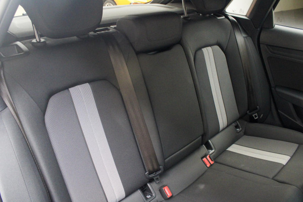 Audi A3 Sportback 40 TFSI e Adv.Ed. PANO | StoelVW | HUD    Onder andere voorzien van: Panorama dak, lane assist, front assist, afgevlakt sportstuur, Head-up display, stoelverwarming, parkeersensoren voor & achter