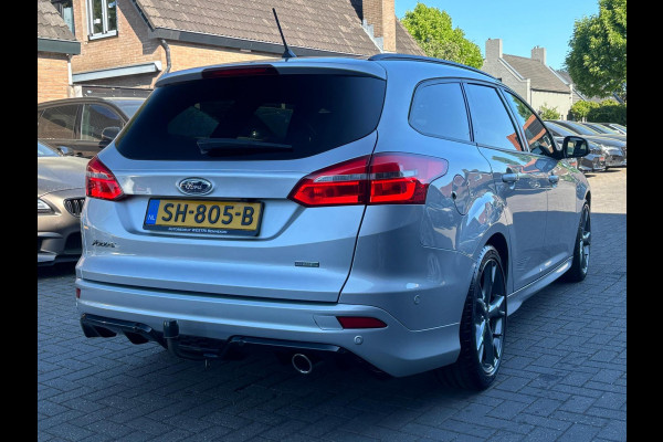 Ford FOCUS Wagon 1.5 ST-Line | Achteruitrijcamera | Trekhaak | SPORT | Climatronic airco | Sportvelgen | Navigatie / Multimedia |