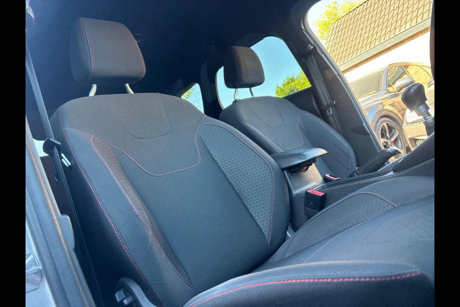 Ford FOCUS Wagon 1.5 ST-Line | Achteruitrijcamera | Trekhaak | SPORT | Climatronic airco | Sportvelgen | Navigatie / Multimedia |
