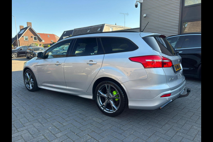 Ford FOCUS Wagon 1.5 ST-Line | Achteruitrijcamera | Trekhaak | SPORT | Climatronic airco | Sportvelgen | Navigatie / Multimedia |