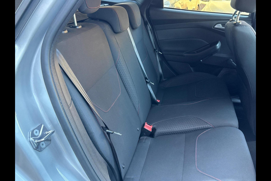 Ford FOCUS Wagon 1.5 ST-Line | Achteruitrijcamera | Trekhaak | SPORT | Climatronic airco | Sportvelgen | Navigatie / Multimedia |