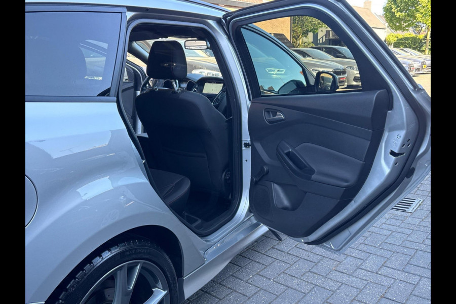 Ford FOCUS Wagon 1.5 ST-Line | Achteruitrijcamera | Trekhaak | SPORT | Climatronic airco | Sportvelgen | Navigatie / Multimedia |
