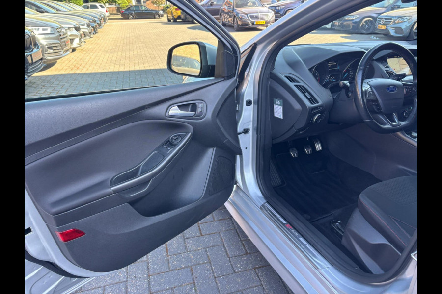 Ford FOCUS Wagon 1.5 ST-Line | Achteruitrijcamera | Trekhaak | SPORT | Climatronic airco | Sportvelgen | Navigatie / Multimedia |