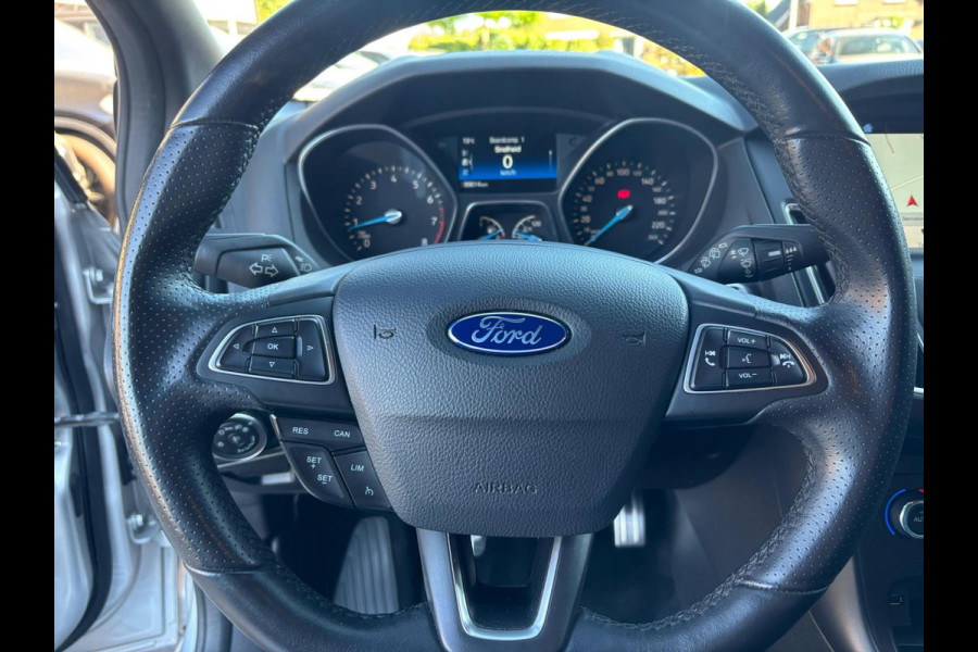 Ford FOCUS Wagon 1.5 ST-Line | Achteruitrijcamera | Trekhaak | SPORT | Climatronic airco | Sportvelgen | Navigatie / Multimedia |