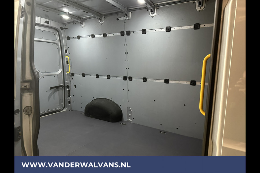 Volkswagen Crafter 2.0 TDI 140 pk L3H3 L2H2 Euro6 Airco | PDC | 3000kg trekvermogen | Apple Carplay Android Auto, Parkeersensoren, Bijrijdersbank