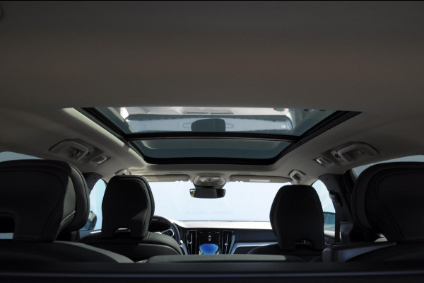 Volvo V60 T6 350PK Automaat AWD Plus Dark / Adaptieve cruise control / Parkeersensoren / Elektrische stoelen met geheugen / Trekhaak / BLIS / Apple carplay / Panoramadak / Elektrische achterklep