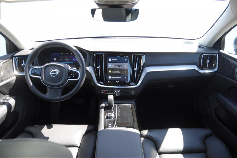 Volvo V60 T6 350PK Automaat AWD Plus Dark / Adaptieve cruise control / Parkeersensoren / Elektrische stoelen met geheugen / Trekhaak / BLIS / Apple carplay / Panoramadak / Elektrische achterklep