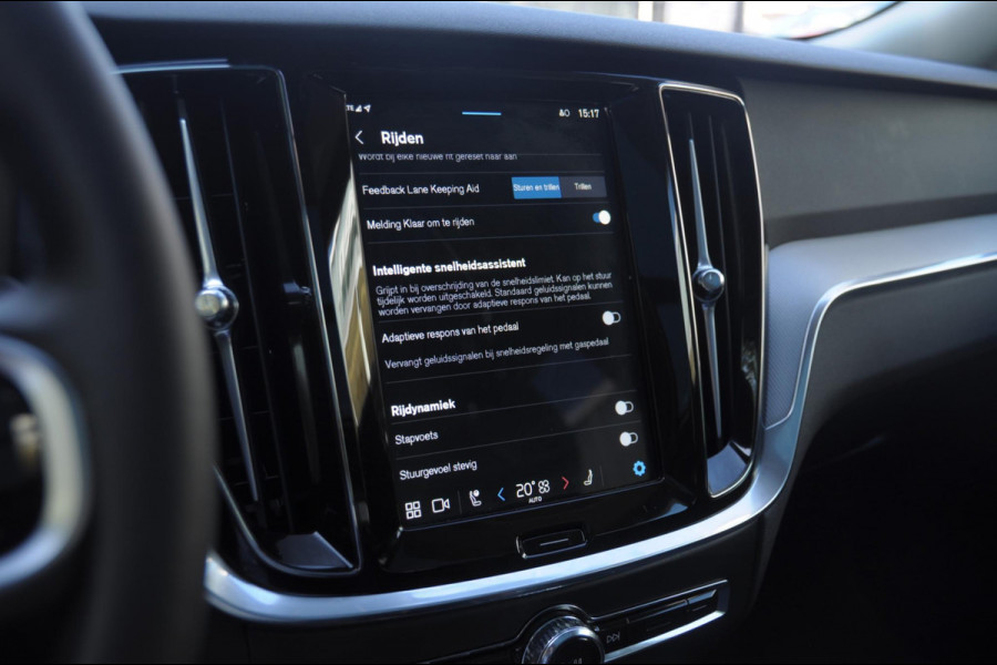 Volvo V60 T6 350PK Automaat AWD Plus Dark / Adaptieve cruise control / Parkeersensoren / Elektrische stoelen met geheugen / Trekhaak / BLIS / Apple carplay / Panoramadak / Elektrische achterklep