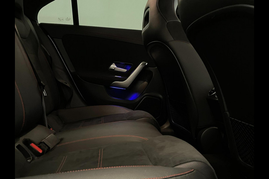 Mercedes-Benz CLA-Klasse 180 AMG Night Edition / NL-auto / Sfeerverlichting