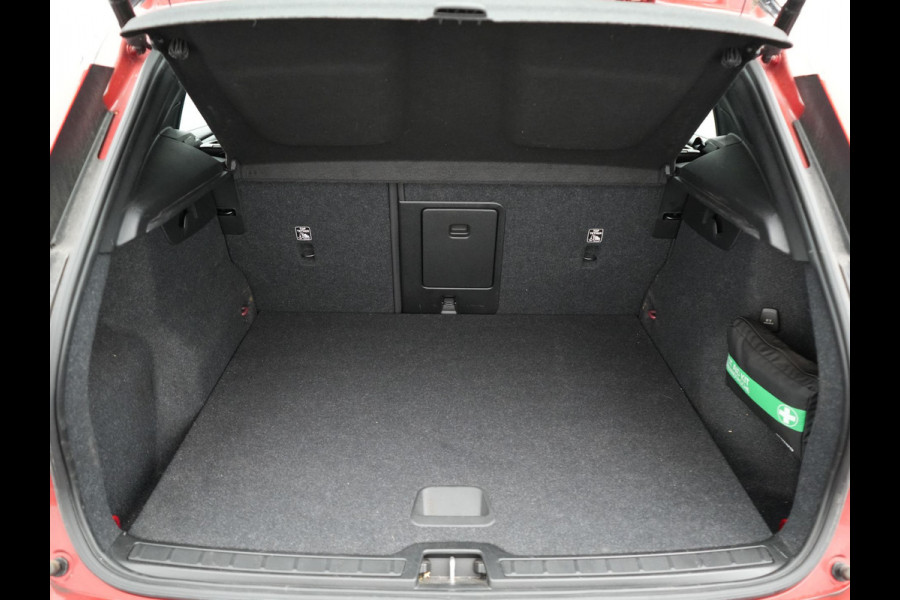 Volvo XC40 T4 Recharge R-Design Plug in Hybrid | PHEV | Camera | Carplay | LED | Alcantara Sportstoelen Verwarmd | Stuurwielverwarming | 19'' L.M. |
