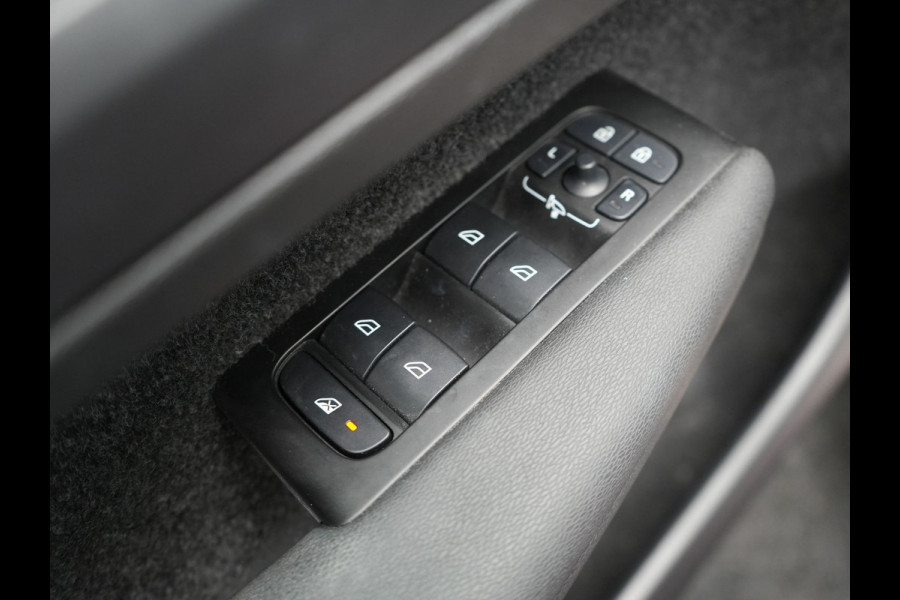 Volvo XC40 T4 Recharge R-Design Plug in Hybrid | PHEV | Camera | Carplay | LED | Alcantara Sportstoelen Verwarmd | Stuurwielverwarming | 19'' L.M. |