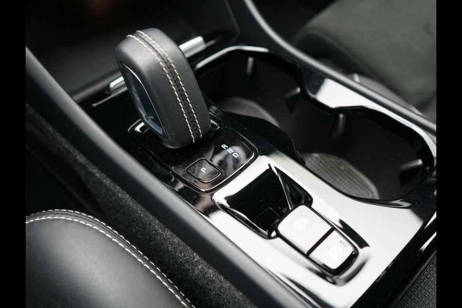 Volvo XC40 T4 Recharge R-Design Plug in Hybrid | PHEV | Camera | Carplay | LED | Alcantara Sportstoelen Verwarmd | Stuurwielverwarming | 19'' L.M. |