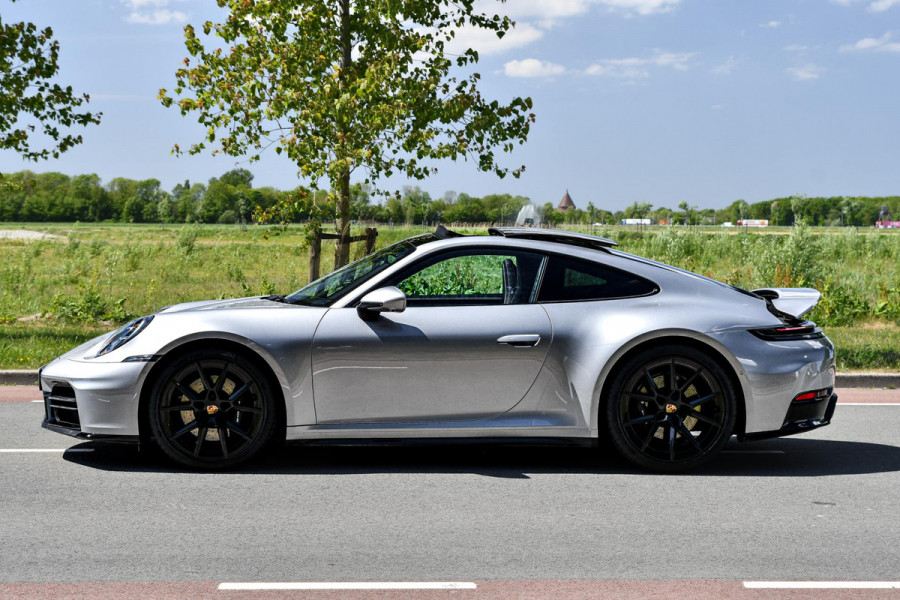 Porsche 911 3.0 Carrera MY25. BTW. Sport Design, Chrono, Lift, Pano, SportUitl, Leder, HD-Matrix, 14 Weg, Koeling, 360, ACC, Bose!