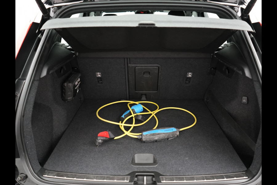 Volvo XC40 T5 Recharge R-Design Plug In Hybrid 261pk PHEV | Alcantara Sportstoelen Verwarmd | Apple Carplay | 19"L.M  | El. Achterklep |  Stuurverwarming | Navi Full Map | Laneassist |