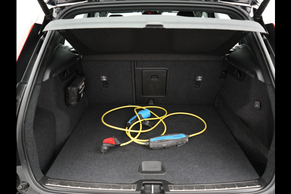 Volvo XC40 T5 Recharge R-Design Plug In Hybrid 261pk PHEV | Alcantara Sportstoelen Verwarmd | Apple Carplay | 19"L.M  | El. Achterklep |  Stuurverwarming | Navi Full Map | Laneassist |