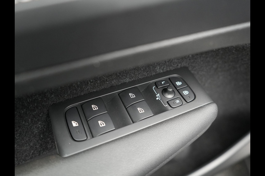 Volvo XC40 T5 Recharge R-Design Plug In Hybrid 261pk PHEV | Alcantara Sportstoelen Verwarmd | Apple Carplay | 19"L.M  | El. Achterklep |  Stuurverwarming | Navi Full Map | Laneassist |