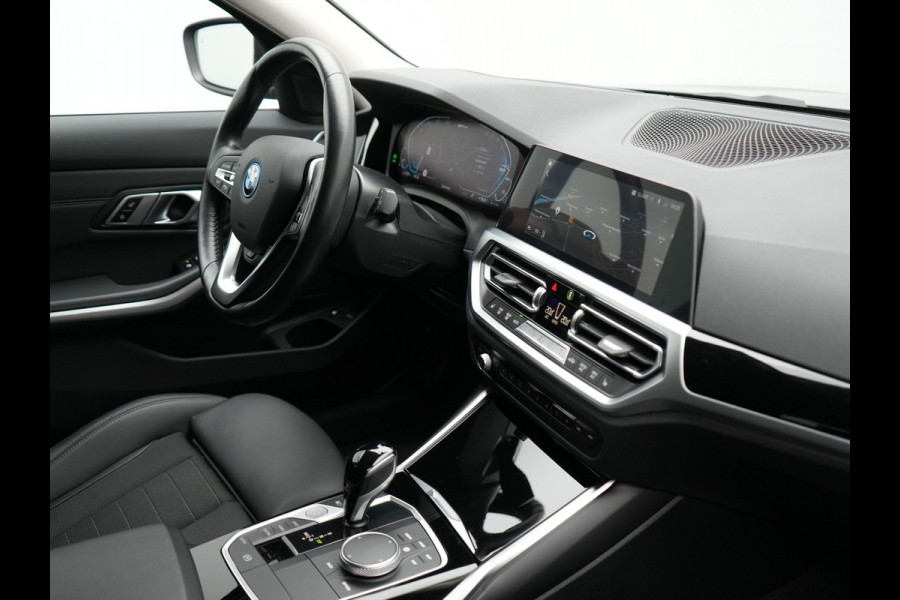 BMW 3 Serie Touring 330e Sportline Plug In Hybrid PHEV | Trekhaak af Fabriek | Adaptive Cruise Control | 360 Camera |Head Up | Sportstoelen Verwarmd | Carplay | Keyless | Virtual | BLIS | Navi Full Map |