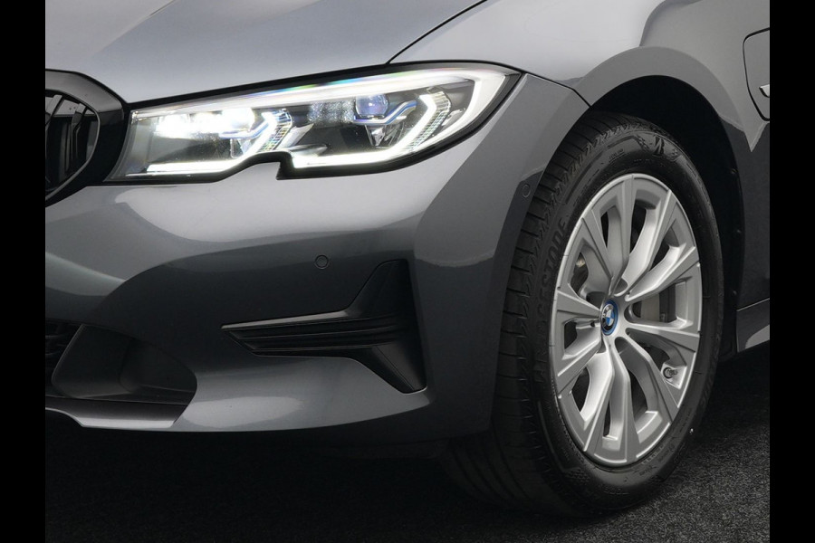 BMW 3 Serie Touring 330e Sportline Plug In Hybrid PHEV | Trekhaak af Fabriek | Adaptive Cruise Control | 360 Camera |Head Up | Sportstoelen Verwarmd | Carplay | Keyless | Virtual | BLIS | Navi Full Map |