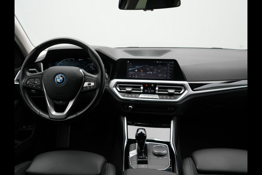 BMW 3 Serie Touring 330e Sportline Plug In Hybrid PHEV | Trekhaak af Fabriek | Adaptive Cruise Control | 360 Camera |Head Up | Sportstoelen Verwarmd | Carplay | Keyless | Virtual | BLIS | Navi Full Map |