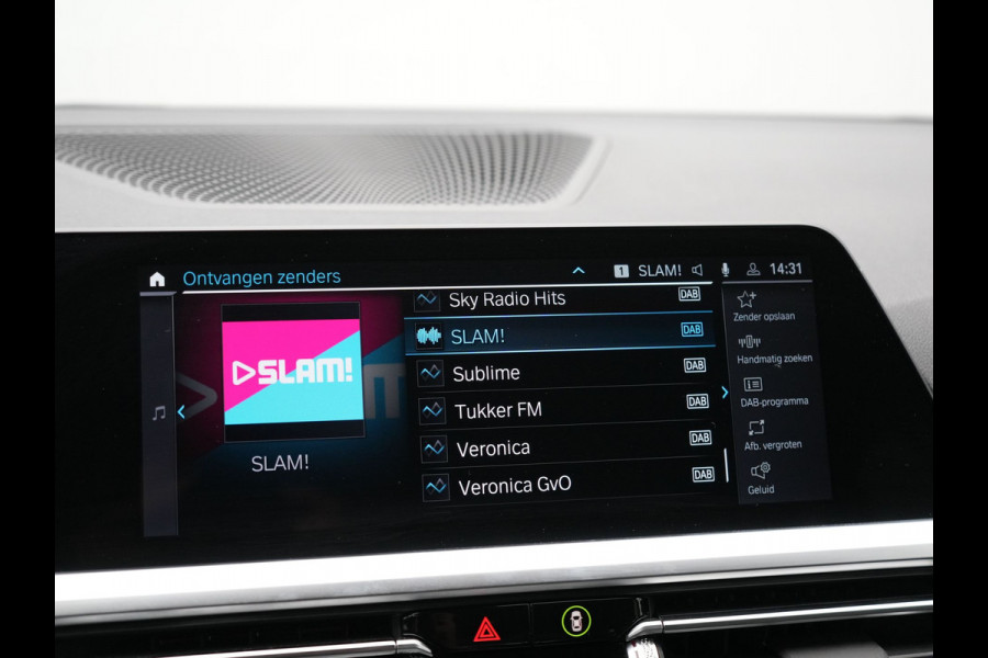 BMW 3 Serie Touring 330e Sportline Plug In Hybrid PHEV | Trekhaak af Fabriek | Adaptive Cruise Control | 360 Camera |Head Up | Sportstoelen Verwarmd | Carplay | Keyless | Virtual | BLIS | Navi Full Map |