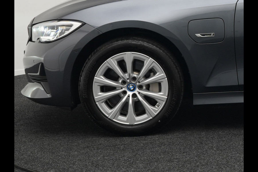 BMW 3 Serie Touring 330e Sportline Plug In Hybrid PHEV | Trekhaak af Fabriek | Adaptive Cruise Control | 360 Camera |Head Up | Sportstoelen Verwarmd | Carplay | Keyless | Virtual | BLIS | Navi Full Map |