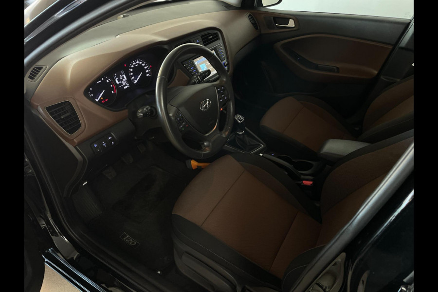 Hyundai i20 1.0 T-GDI Comfort AIRCO NAVI CRUISE MULTI STUUR ELEK RAMEN CENT VERG PDC ZWARTE VELGEN ZEER NETTE AUTO